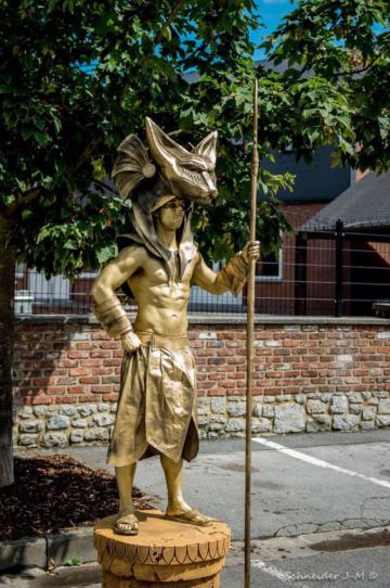 Gold living statue performer