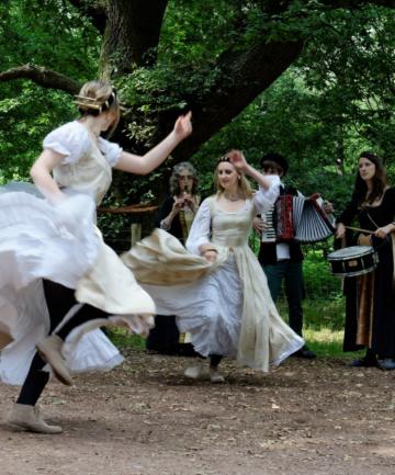 Robin Hood festival dancing