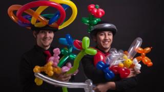 two performers balloon modelling