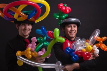 two performers balloon modelling