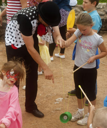 Helter Skeler circus workshop diabolo